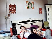 小伙娶带倆孩子的少妇 少妇很骚摆弄鸡巴倆孩子进新房观看