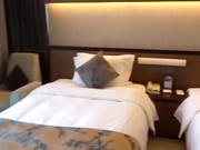 胖土豪被两个美女色诱到酒店被爆菊喝尿等严刑逼问银行卡密码