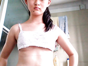 高清露脸可爱妹纸长着一个大美人痣 才艺展示先唱一首歌曲 然后脱光衣服展示身体 乳房圆圆的阴毛性感