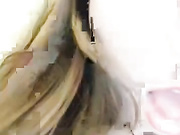 性瘾大的瑞雯勾引小哥，灵活的舌头舔弄着马眼，床上69激情口活，自己掰着骚逼让小哥快速抽插爆草，内射中出