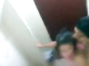 偷拍合租朋友和来做客的女友在厕所偷偷操逼