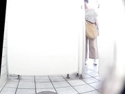 盗站六月新流出水上乐园商场蹲厕固定偷拍美女嘘嘘有几个美眉几个逼毛性感很有撸点