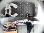 香奈儿酒店时尚潮男潮女开房啪啪啪男的瘦小像麻杆一样纹身挺屌不知道能不能满足这漂亮妹纸呻吟声动听