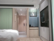 紧身牛仔裤长腿气质美女逼都要被胖哥舔肿了,各种姿势激烈抽插干完一次累了,抽根烟后继续干,又骚又浪,国语!_ev