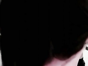 这女主播也真够绝的为了以后能在网吧直播居然色诱保安到值班室啪啪干完用口罩擦内射