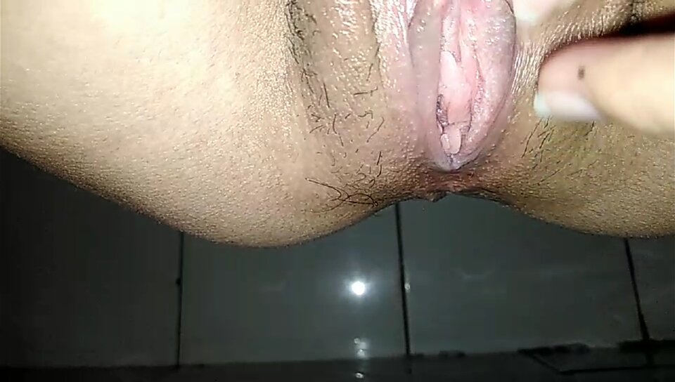 广东职校17岁学生盈盈在厕所扣嫩逼，好想干她骚逼