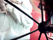 賓館鐘點房刁鉆角度俯視拍攝一對饑渴男女開房愛愛 幹得有點猛好享受的樣子～720P高清