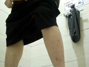 大型商場公共女廁拍攝到的各式美女少婦如廁 貌似裙子一個比一個短也不怕走光啊 1080P高清