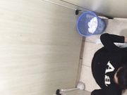 國內廁拍大神潛入某高校公共女廁多角度拍攝各式妹子如廁噓噓 貌似有的還來大姨媽了 1080P高清無水印