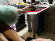 麦穗小姐姐足交，一边玩吃鸡，一边玩弄真鸡，这双足太美啦，足交真是太爽了，一边语音指挥队友快跟上来 ！