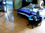 家庭攝像頭破解拍攝到的年輕小夫妻啪啪打晨炮 睡覺的白嫩嬌妻擡起一條腿側身深插花心 完事後起床準備上班 1080P高清原版