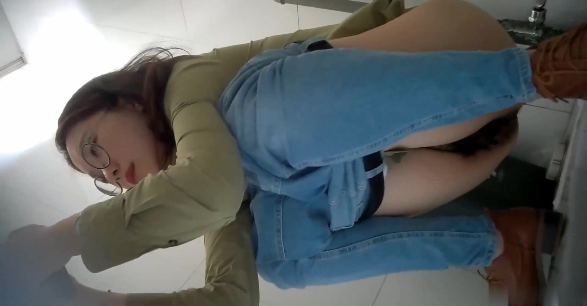 大胆坑神差点翻车国内某企业女卫隔间偸拍多位眼镜美女方便妹子看见镜头楞了一下大神不知用啥做掩护的