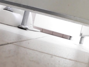 盗站新流校园坑神潜入某高校女卫躲藏隔壁坑位连续偸拍学妹们大小便高清多视角出来还要拍脸