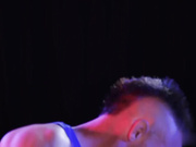 惊艳的巨乳健身女教练在健身房勾引男人操她