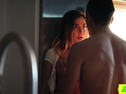 性感巨乳女孩得到她的午夜小吃弟弟的精液