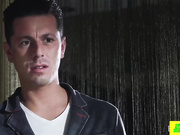 曲线优美的饥渴姐姐蒙上眼引诱弟弟在她的卧室里干她