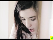 黑发可爱少女浴缸中自慰被哥哥发现后被操