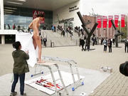 很火的瑞典行为女艺术家MiloMoire在人来人往的广场上全裸BB吐球作画展示行为艺术720P高清