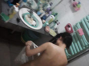 晚上城中村近距离偷窥合租房姐妹洗澡哈哈眼镜妹子估计视力不好面对面都没有被发现