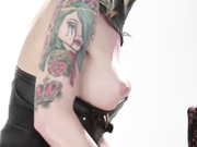 两对妖艳人妖一个操少妇一个舔屌混乱4P