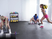 健身室体育老师和两个性感的小女孩三人行