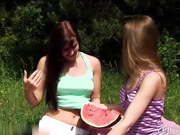 女同性恋野餐时欲望来袭玩起了假阳具