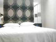 肉感肥臀骚女短裙69扣穴抗腿猛操把套被发现