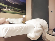 美腿少妇一副贵妇的样黄色齐逼短裙太亮眼了