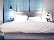 全国探花黄先生代班约蓝裙妹子护士装骑乘后入