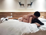 约个黑色外套肥肥妹子黑丝椅子上摸逼后入