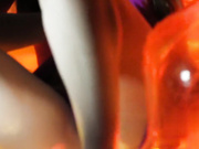 在橙色的椅子上进行了一场淘气的独奏 截取视频