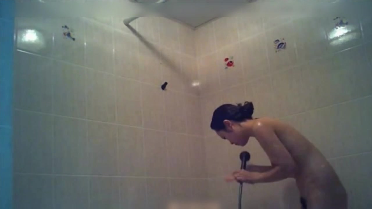 浴室偷放摄像头偷拍老婆的表妹洗澡身材还不错逼毛很性感值得撸一发