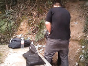 微胖眼镜男和野鸡在上山的小道上啪啪主动要求戴套套