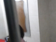 下班偷拍一只骚逼在洗澡，最后被发现了，真刺激