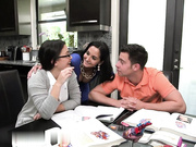 邦布罗斯-继母米尔夫·艾娃·亚当斯与十几岁的黛西·萨默斯三人行