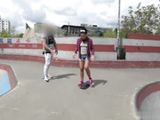 公共探员Apolonia Lapiedra在楼梯上做爱，男友在等