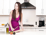 Kenzie Madison 在厨房和女伴吃逼互舔