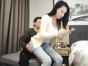 约牛仔裤性感大奶妹子啪啪穿上连体丝袜后入