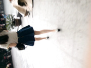 单位女厕偷拍新分配来的大学生美女同事干净的逼逼没有什么毛日起一定很爽