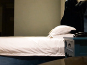 獨家推薦 老婆來月事和漂亮小姨子去酒店開房 剛進房間就迫不及待撲倒開操 普通話對白～720P高清