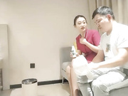 约了个苗条少妇穿上制服沙发上操抠逼骑乘