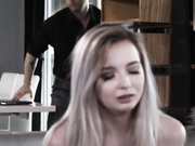 娇小的莱克西·洛瑞在她淫穴体内享受巨大的阴茎