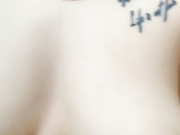 动情的骚妹子让小哥亲着小嘴揉着奶子又抠逼