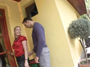 金发女郎MILF喜欢三个人一起舔逼抽插