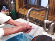 3P性爱继母与继女一块服务大鸡巴深喉打桩