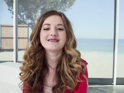 20岁的甜蜜小女孩深喉大屌淫穴被撑的流水不断