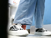 红衣服的女孩上厕所